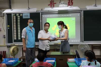 迎接新鮮人，校長至各班致贈小禮物