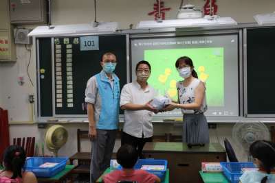 迎接新鮮人，校長至各班致贈小禮物