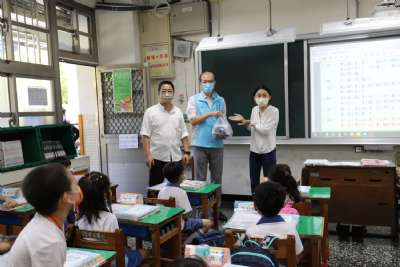 迎接新鮮人，校長至各班致贈小禮物