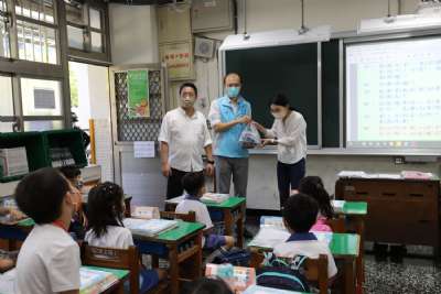 迎接新鮮人，校長至各班致贈小禮物