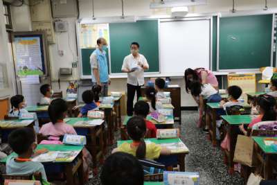 迎接新鮮人，校長至各班致贈小禮物