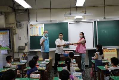 迎接新鮮人，校長至各班致贈小禮物