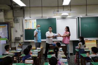 迎接新鮮人，校長至各班致贈小禮物