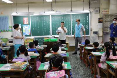 迎接新鮮人，校長至各班致贈小禮物