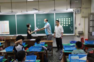 迎接新鮮人，校長至各班致贈小禮物