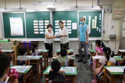 迎接新鮮人，校長至各班致贈小禮物