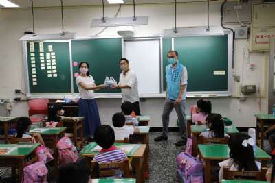 迎接新鮮人，校長至各班致贈小禮物