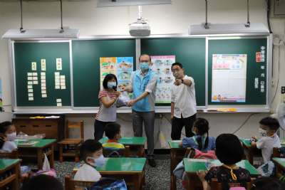 迎接新鮮人，校長至各班致贈小禮物