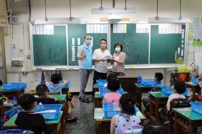 迎接新鮮人，校長至各班致贈小禮物