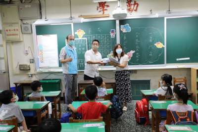 迎接新鮮人，校長至各班致贈小禮物