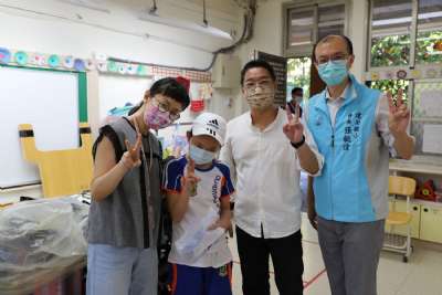 迎接新鮮人，校長至各班致贈小禮物