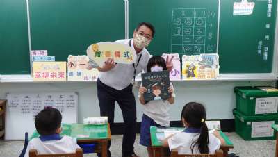 1110908小一閱讀齊步走贈書