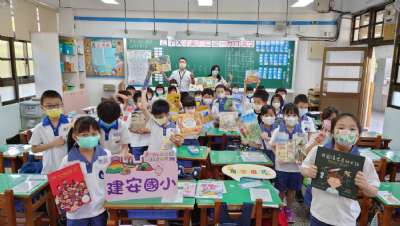 1110908小一閱讀齊步走贈書