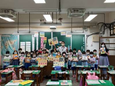1110908小一閱讀齊步走贈書