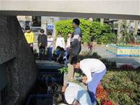 1010323小園丁實務工作-生態池種植物囉