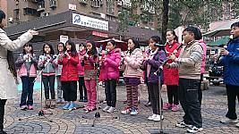 103_1_18_本校社團於成功國宅演出，大成功!
