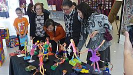 建安國小美術班102學年度畢業暨教學成果展教育局長蒞臨參觀照片1030424