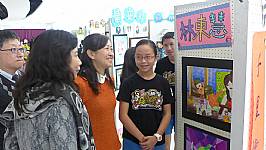 建安國小美術班102學年度畢業暨教學成果展教育局長蒞臨參觀照片1030424