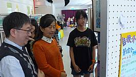 建安國小美術班102學年度畢業暨教學成果展教育局長蒞臨參觀照片1030424