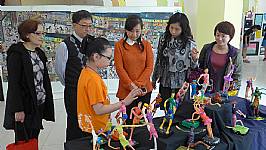 建安國小美術班102學年度畢業暨教學成果展教育局長蒞臨參觀照片1030424
